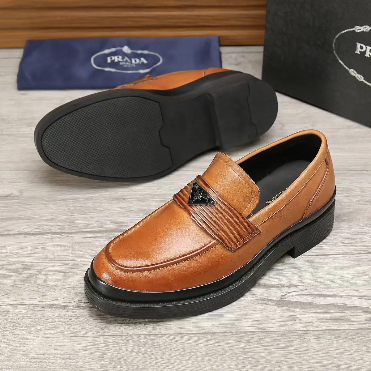 Men's shoes 💰540 💰💰🎩🎩【Prada】Counter 1:1⬆️original reproduction, absolute quality🆗Original outsole, high-quality imported rubber, wear-resistant and non-slip, never degummed, upper material: imported first-layer cowhide➕anti-slip foam outsole, official website material, lining material: water-dyed leather lining, 3 colors available! Code number 38-45